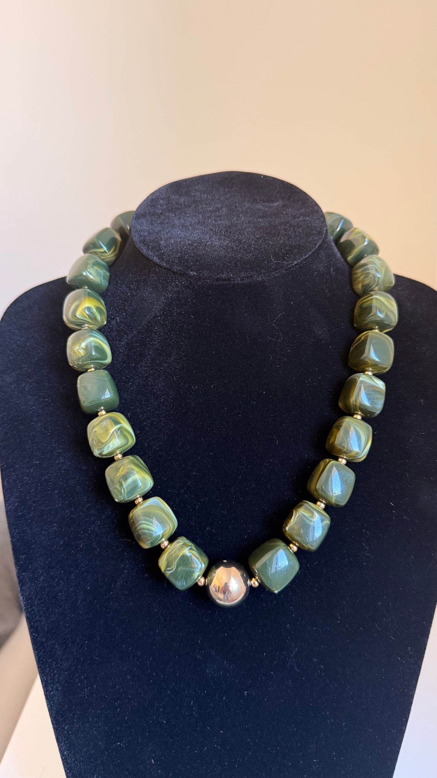 Collier grosses perles carrées vert kaki