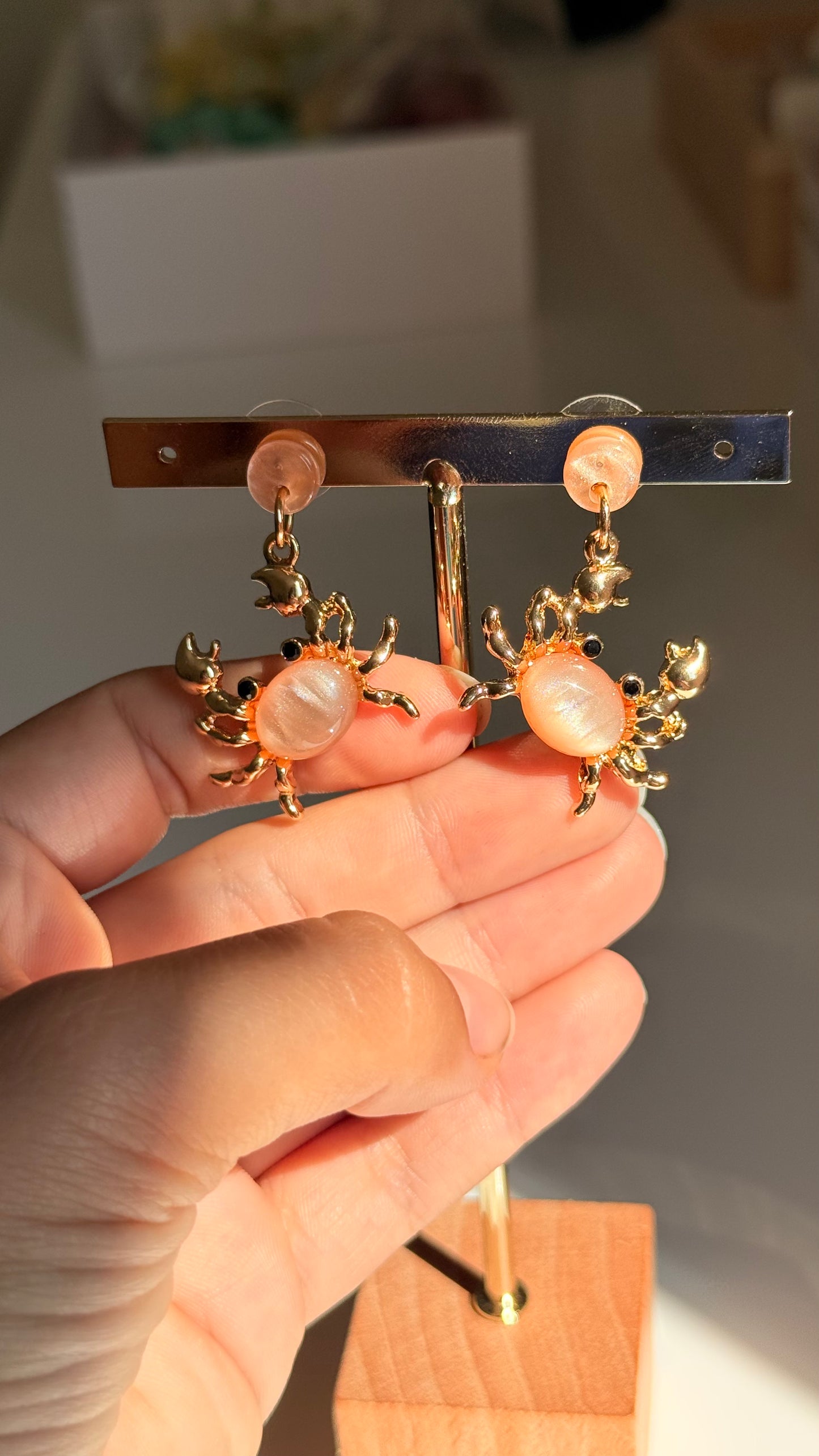 Boucles d’oreilles crabe beige abricot