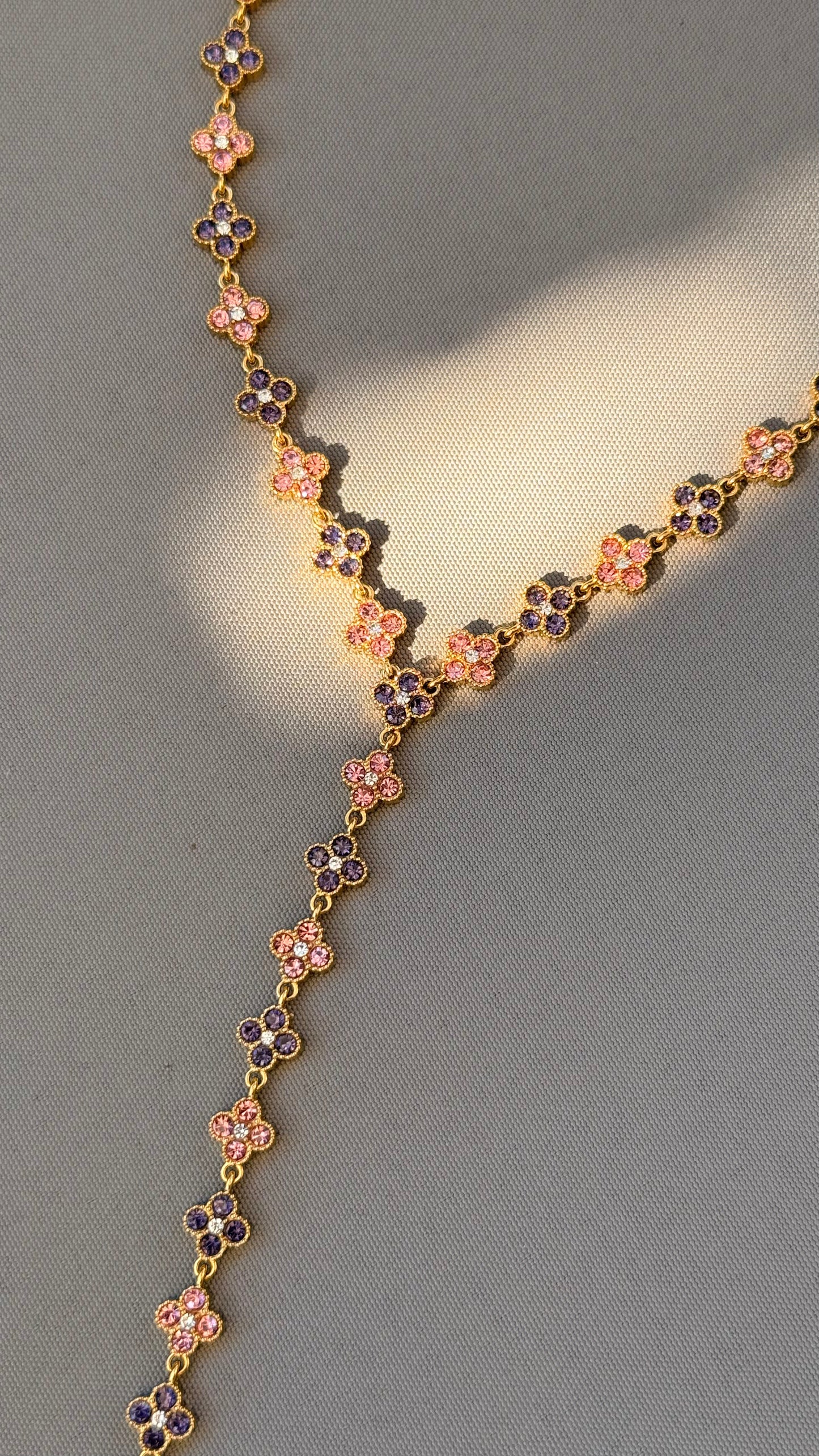 Collier sautoir Fleur strass rose/violet