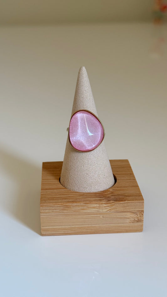 Bague pierre rose irisée