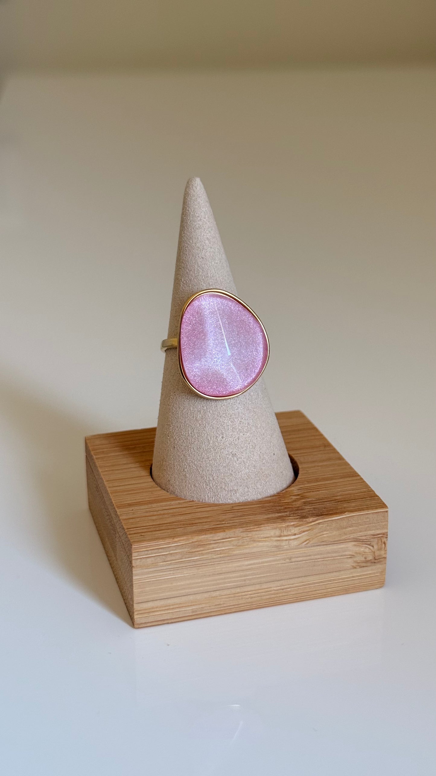 Bague pierre rose irisée