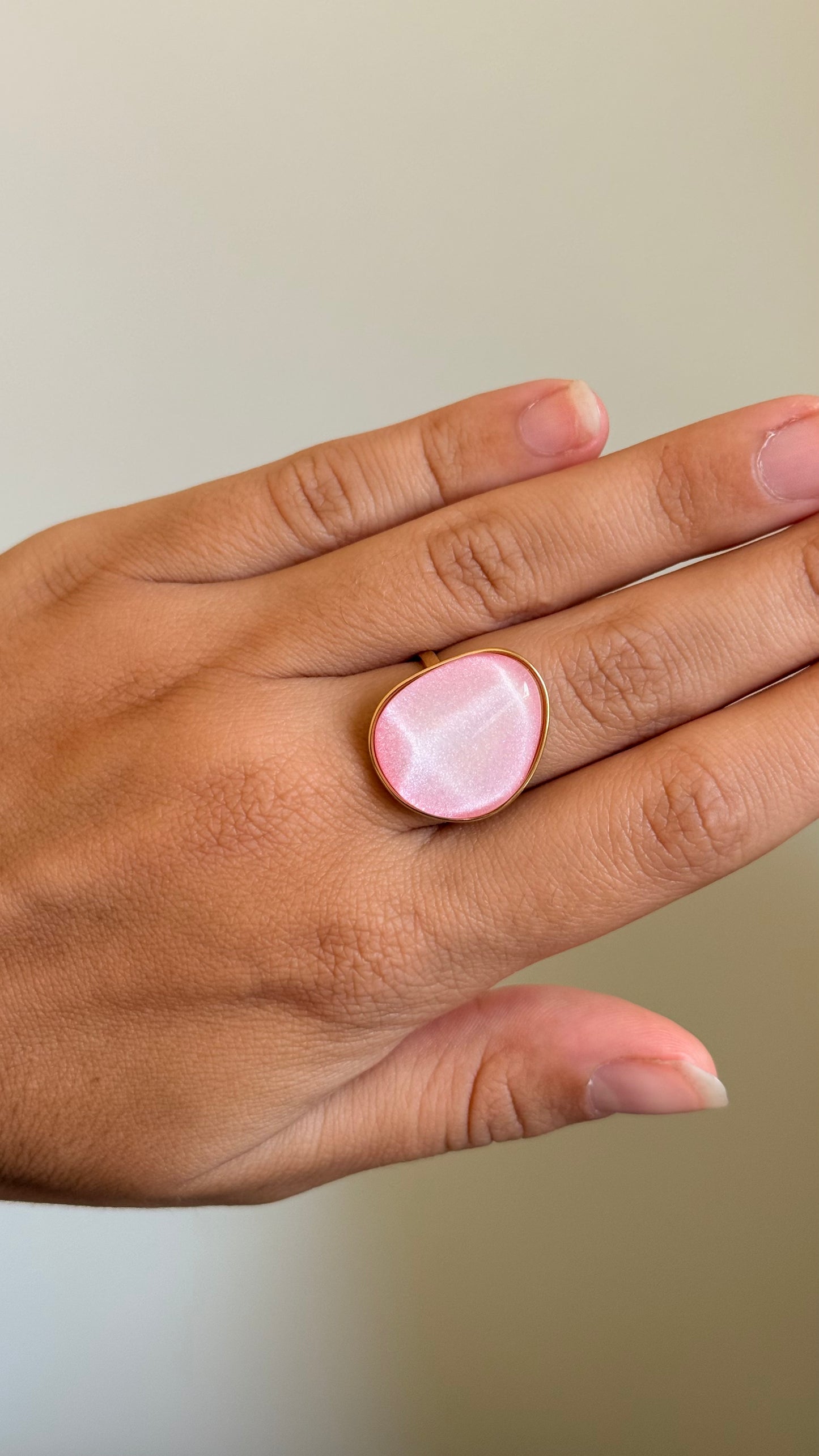 Bague pierre rose irisée