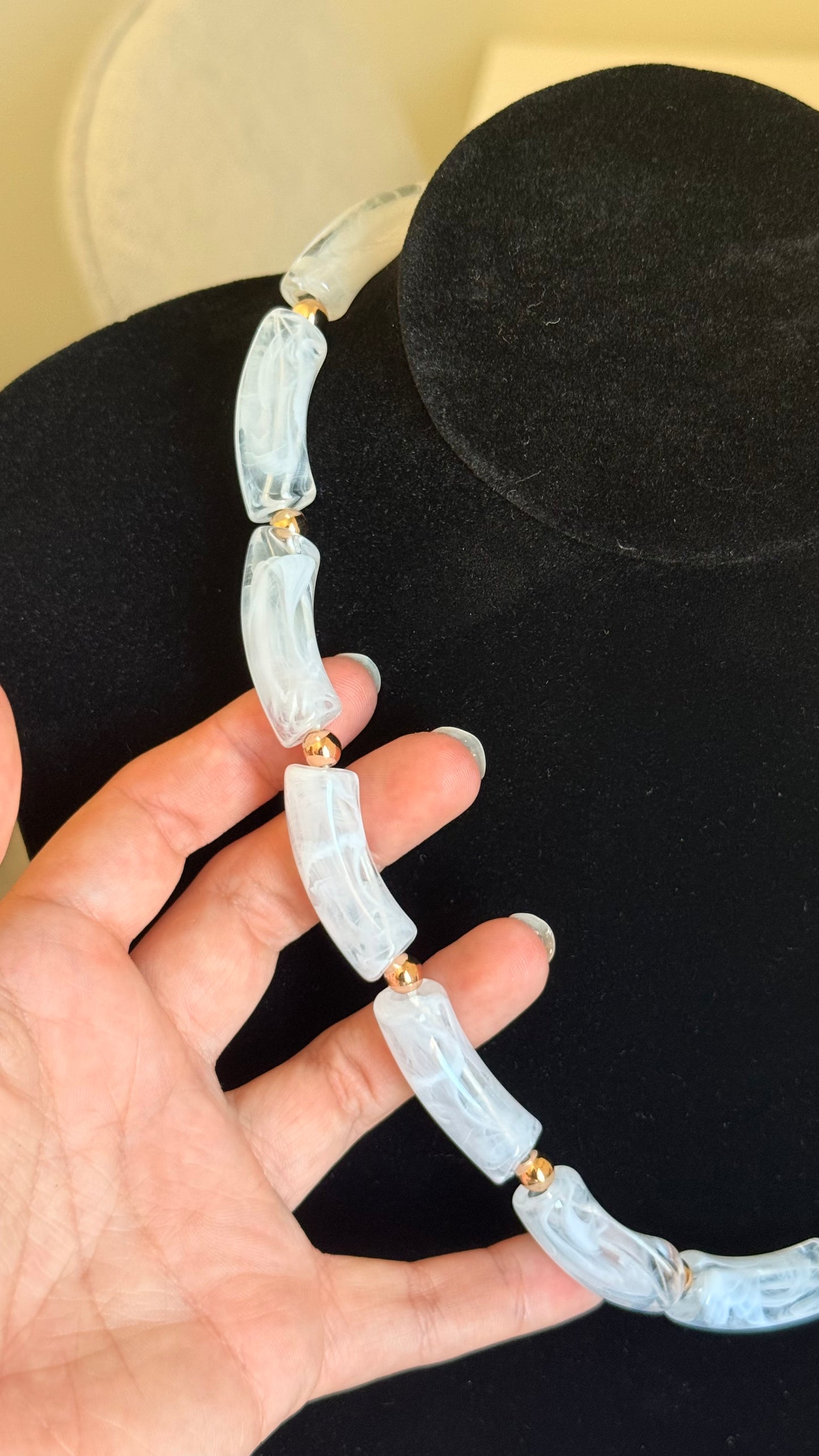Collier perles tubes blanc