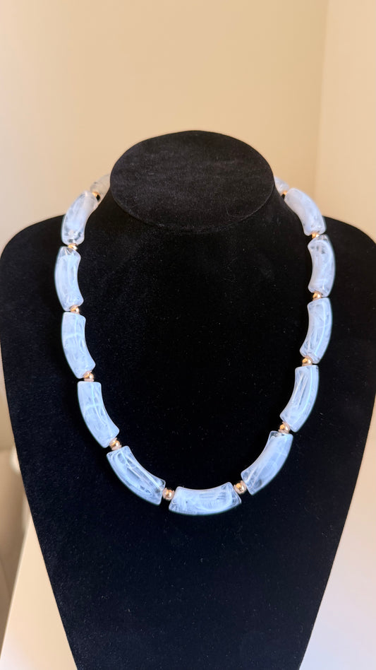 Collier perles tubes blanc