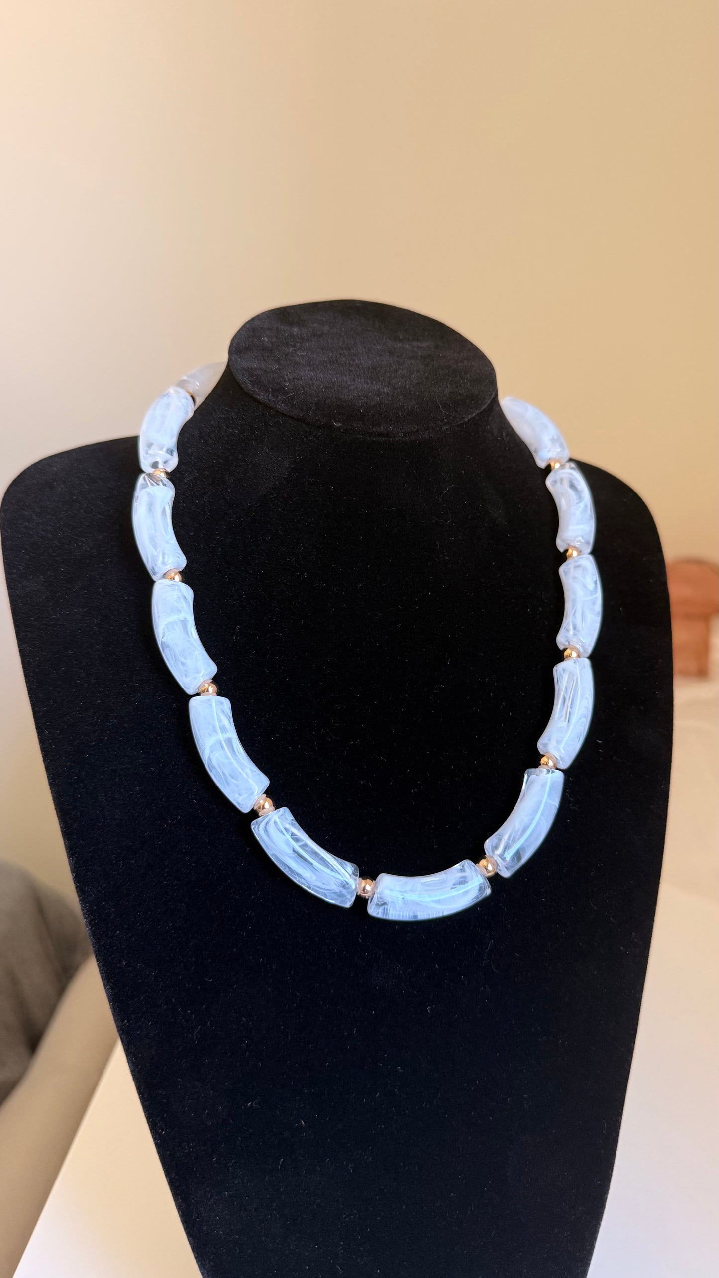 Collier perles tubes blanc