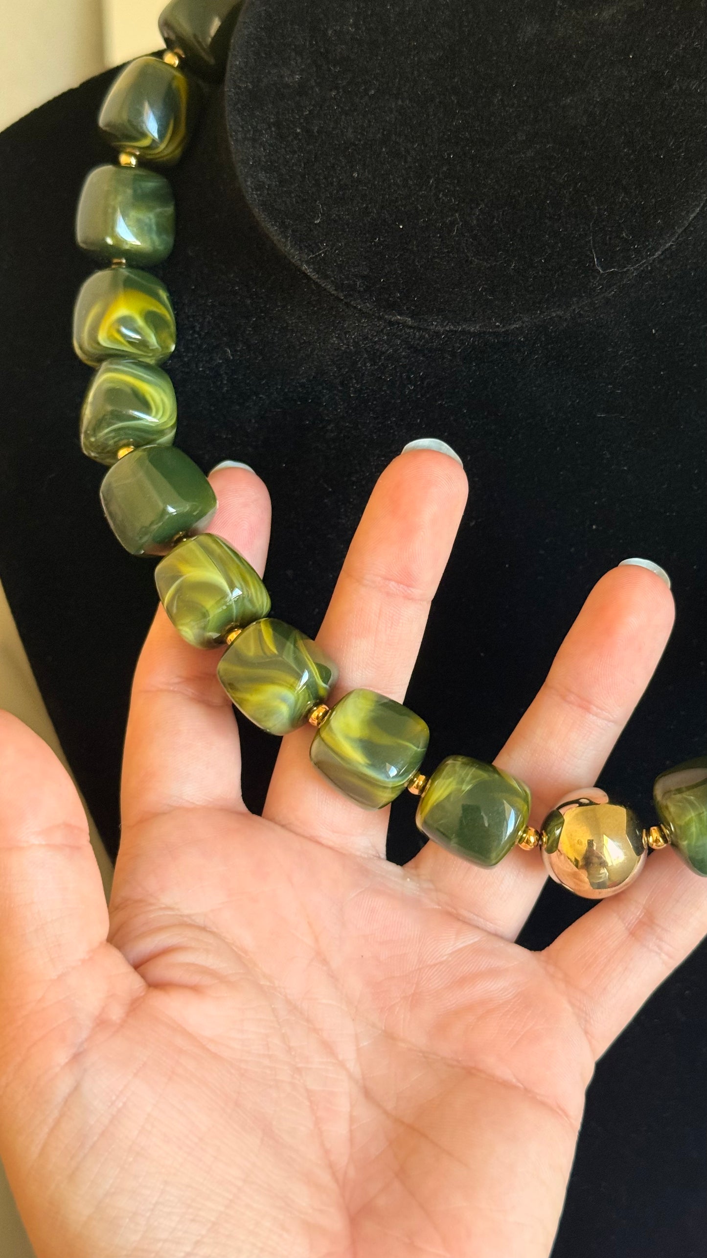 Collier grosses perles carrées vert kaki