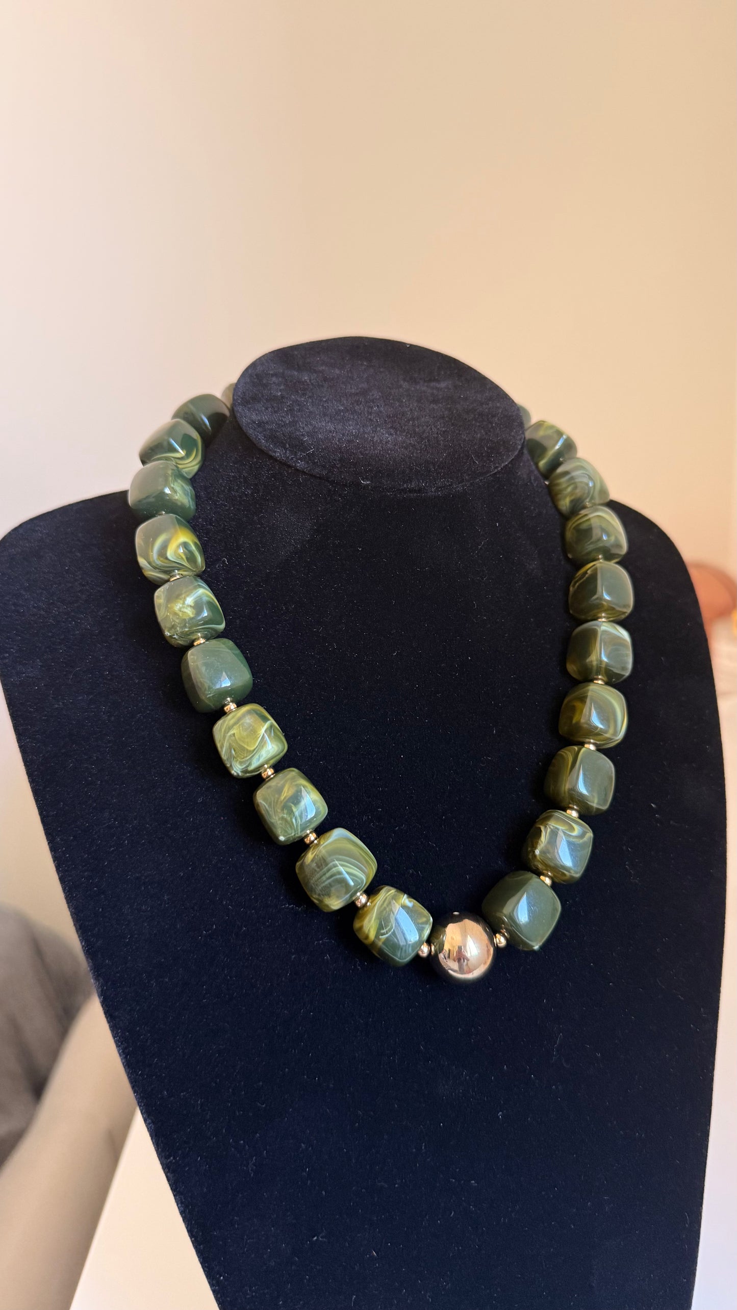 Collier grosses perles carrées vert kaki