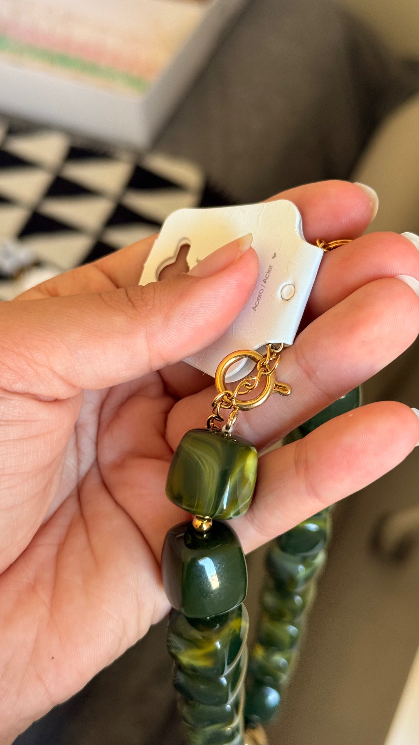 Collier grosses perles carrées vert kaki