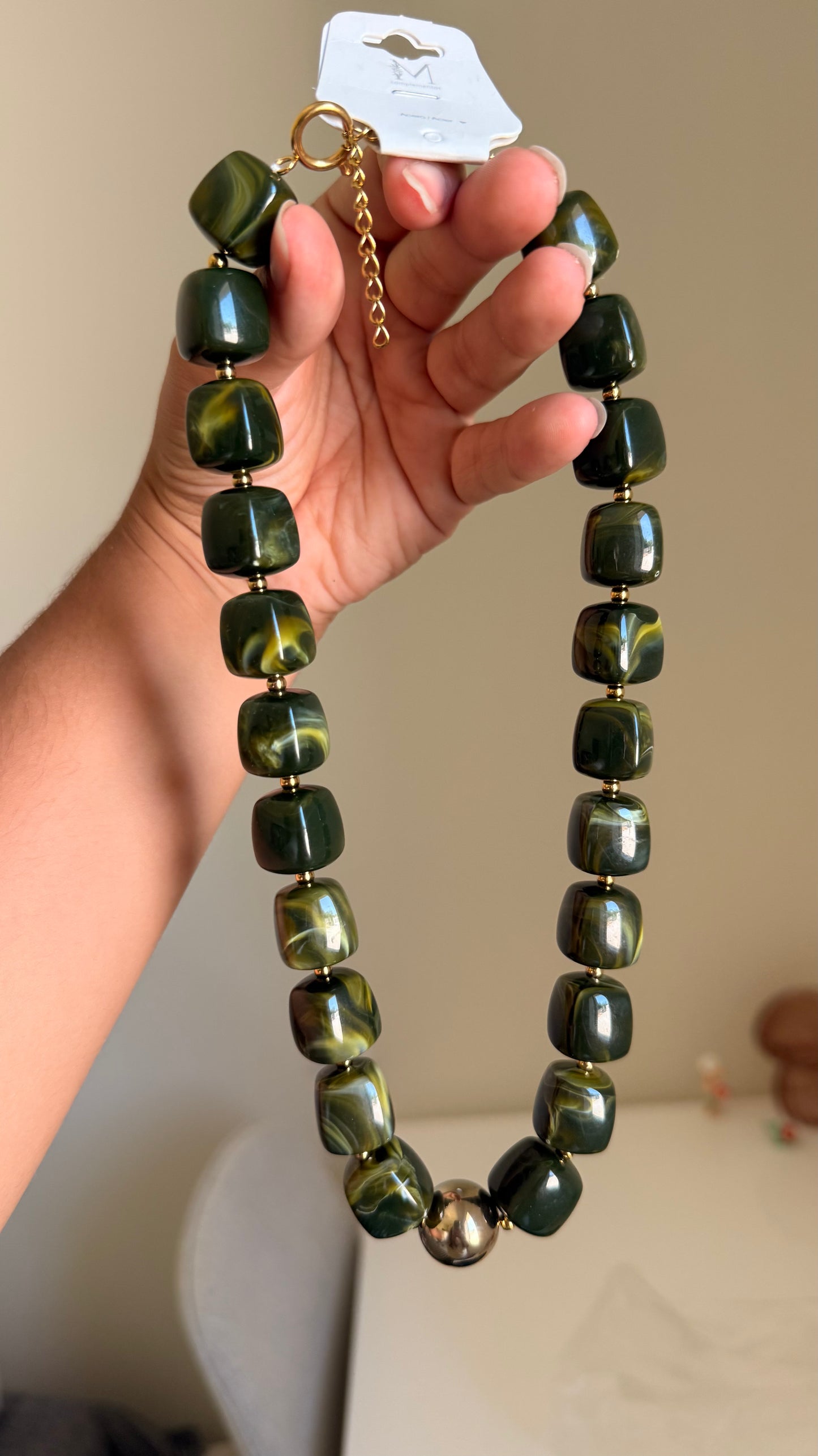 Collier grosses perles carrées vert kaki