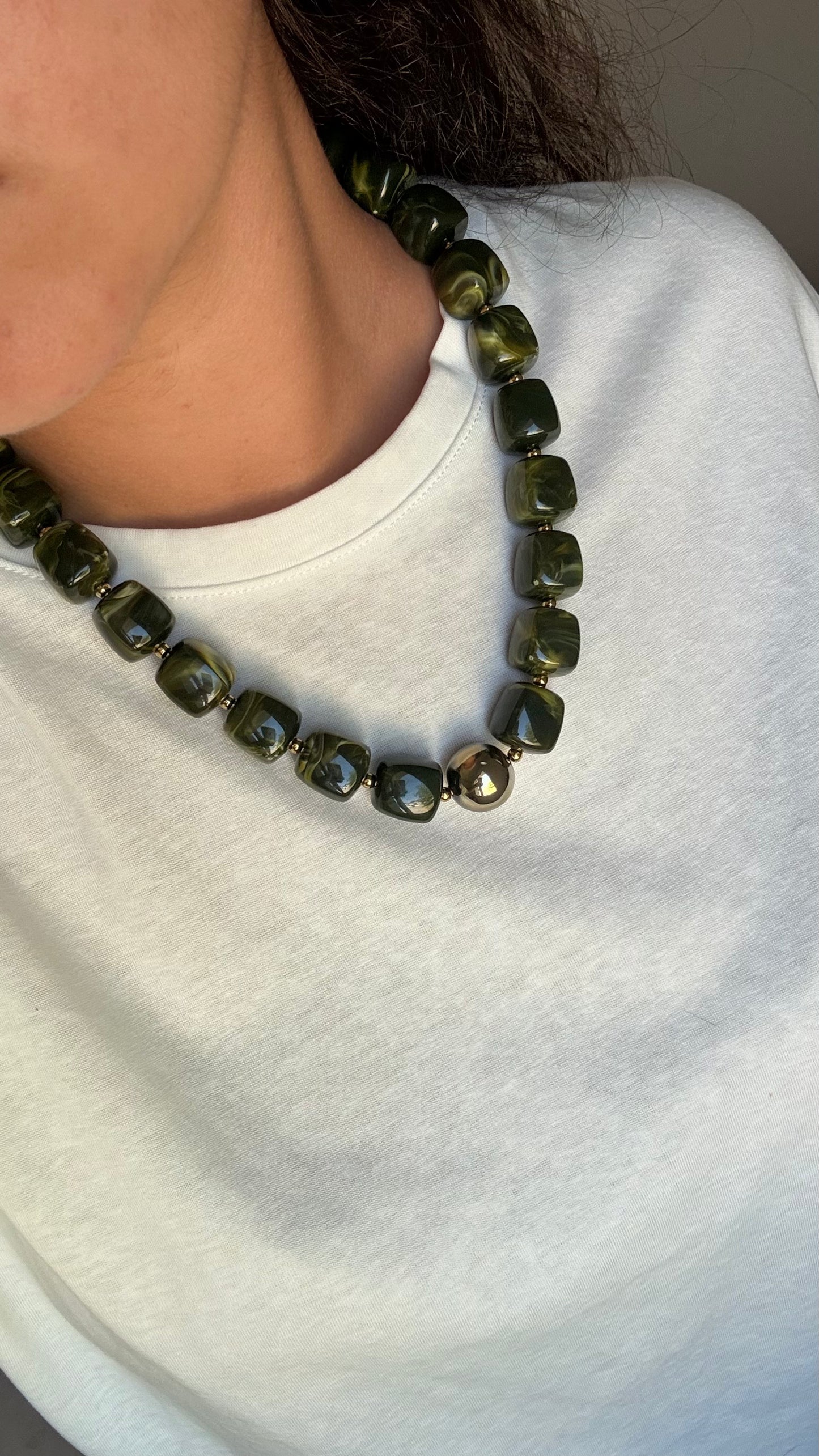 Collier grosses perles carrées vert kaki