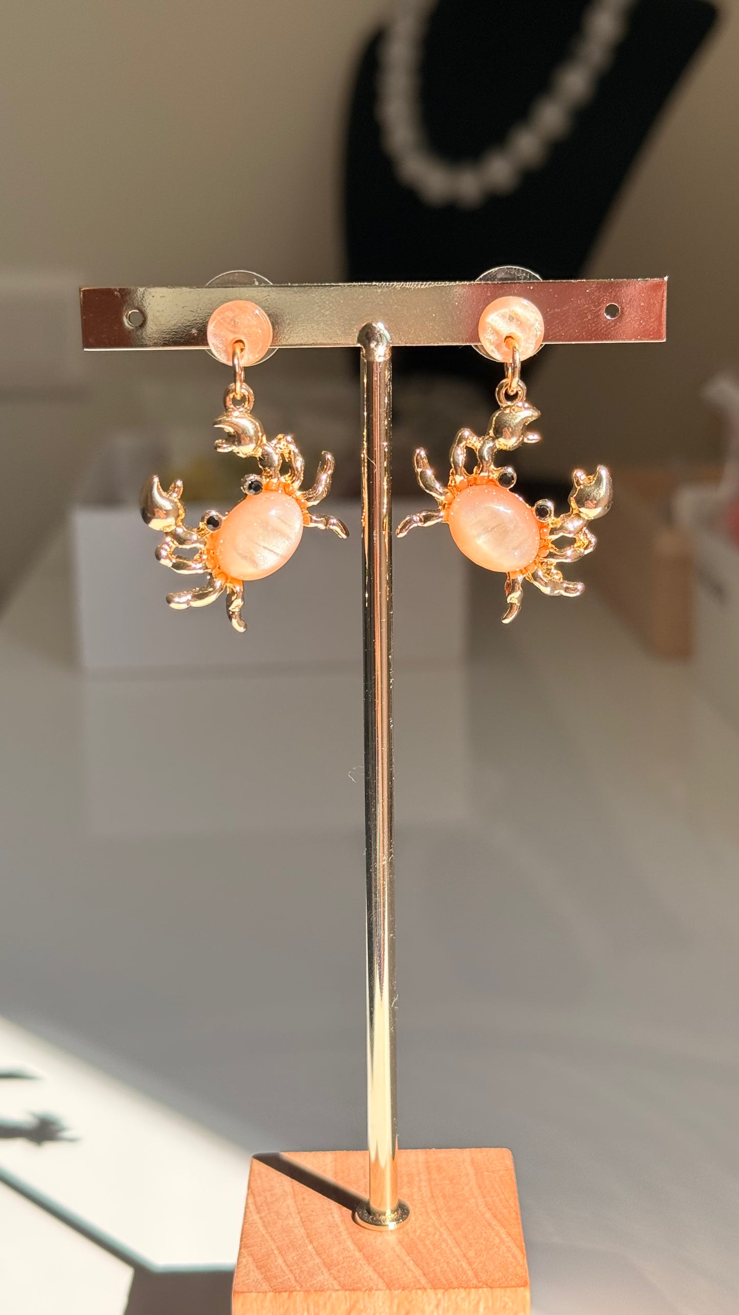 Boucles d’oreilles crabe beige abricot