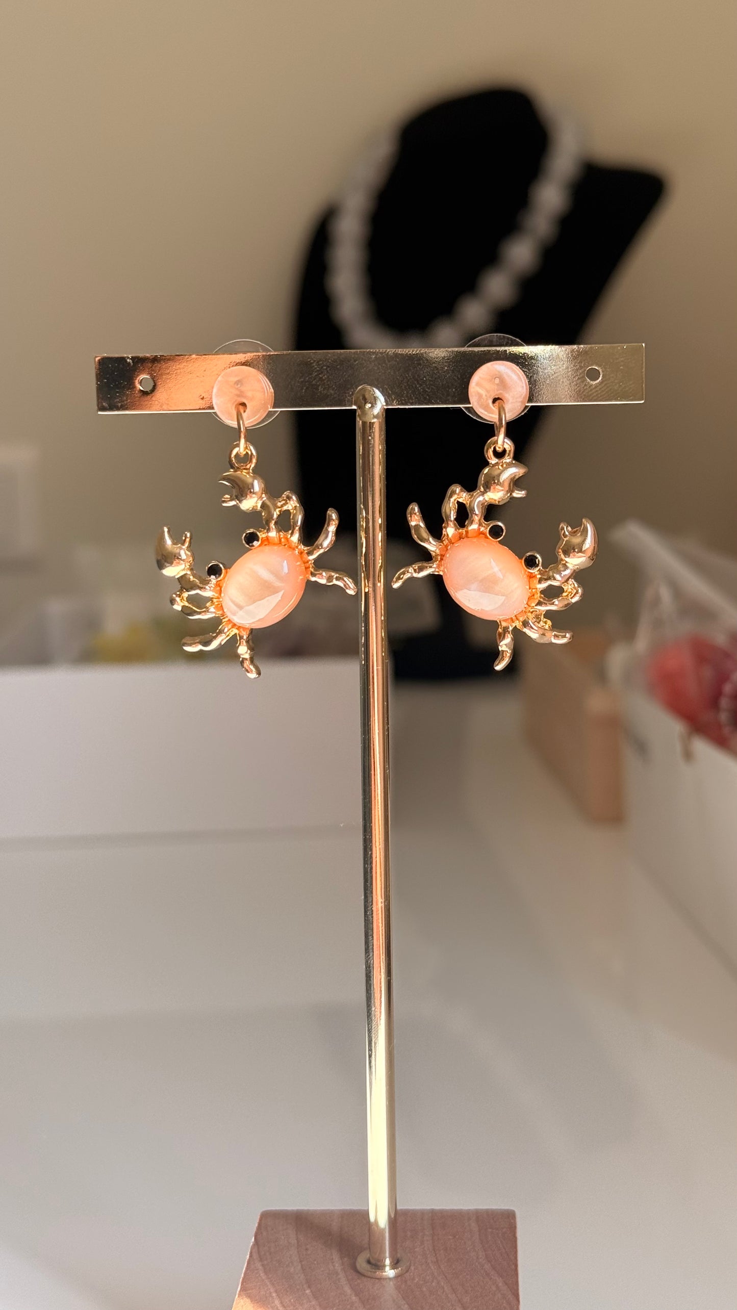 Boucles d’oreilles crabe beige abricot