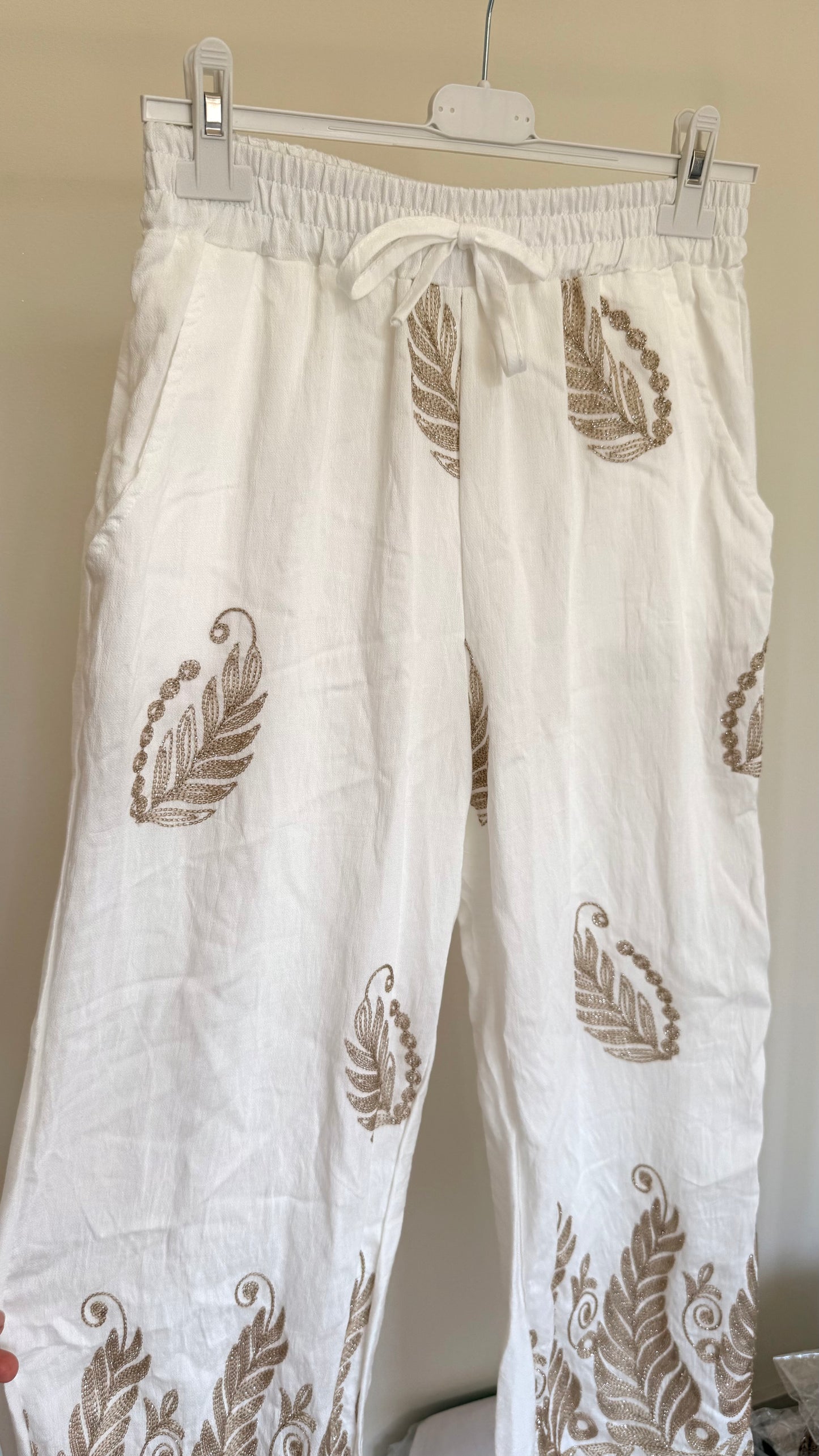 Pantalon brodé motifs feuillages