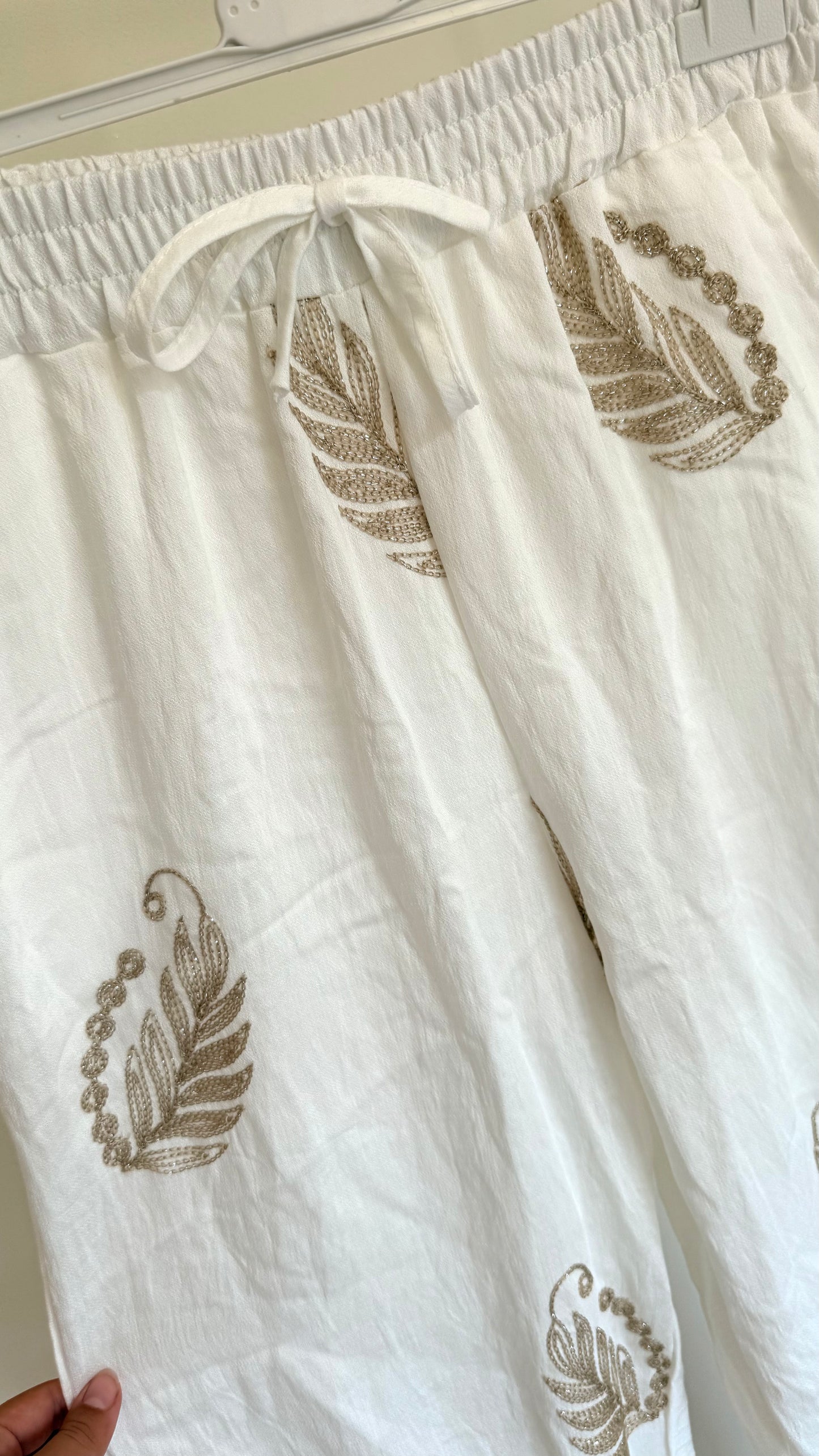 Pantalon brodé motifs feuillages