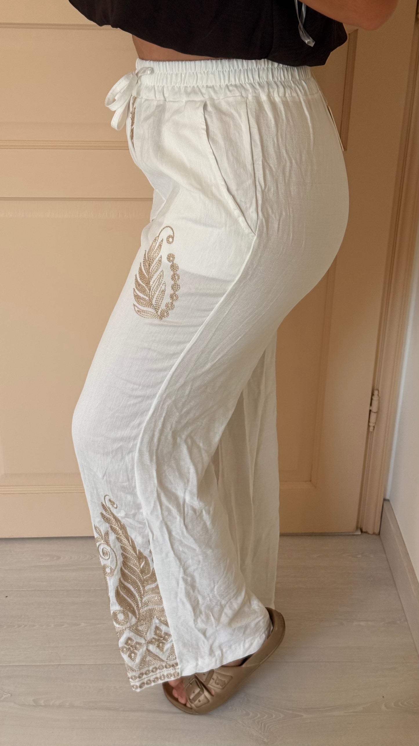 Pantalon brodé motifs feuillages